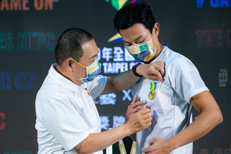 110全運會侯友宜為盧彥勳配戴榮耀勳章