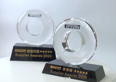 企業品牌 - 2025 文洋獎盃 賽車手都愛的品牌倍耐力輪胎!縮小成高級水晶獎盃質感100分