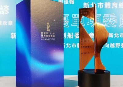 企業品牌 - 2025 文洋獎盃 重新演繹新北經典地標女王頭,以優雅的玫瑰金與精緻線條華麗呈現!新北市年度運動有功表揚典禮獎盃案例