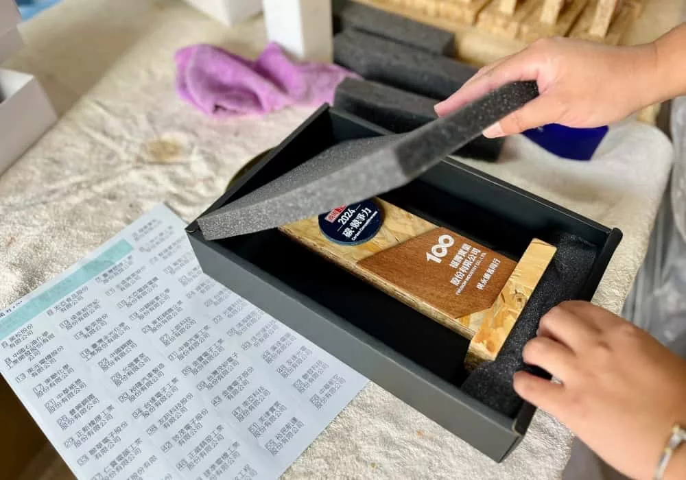 商業週刊減碳競爭力100強環保獎盃的紙盒設計