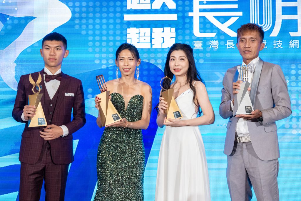 圖說：第三屆長明賞頒發臺灣年度最佳長跑男女運動員獎、最佳潛力獎及長跑扶輪社臺灣年度超馬運動員獎項。／長明賞提供 1024x683 1 - 2025 文洋獎盃