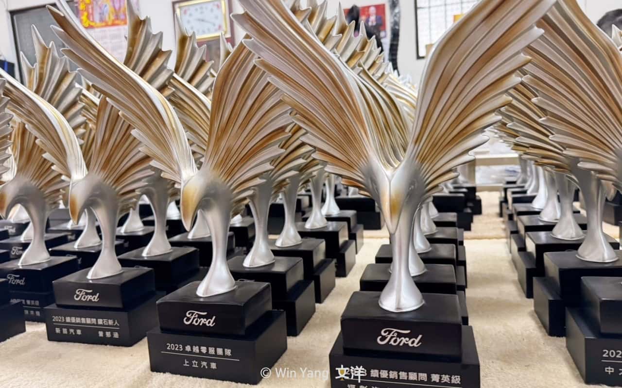 展翅高飛老鷹造型福特汽車獎盃設計