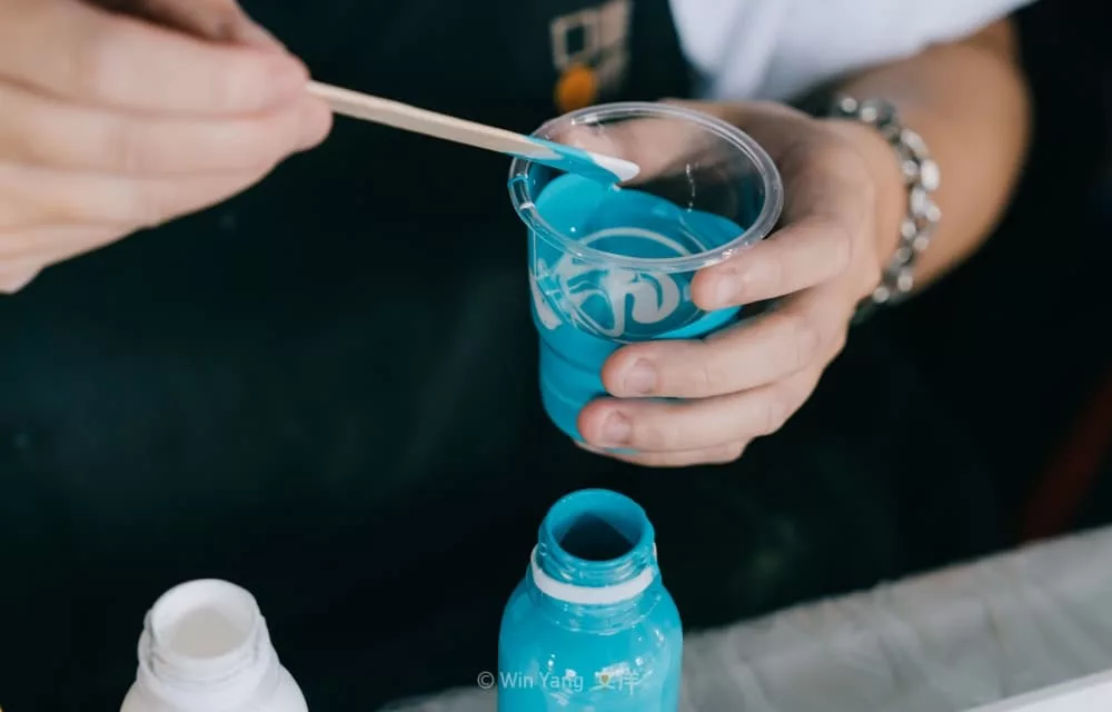 流體藝術透過不同的倒杯技術製造出不同的畫面感